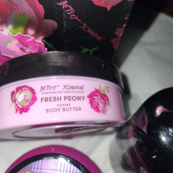 NWT BETSEY JOHNSON Peony Lotion Scrub Butter Wash GIFT SET - Picture 4 of 9